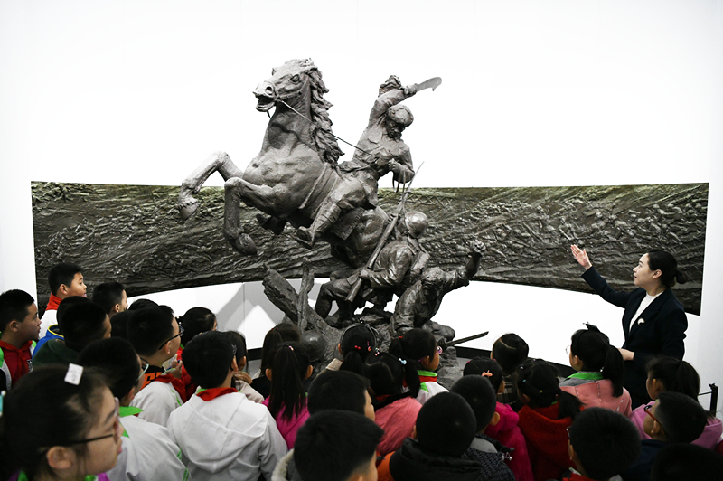 2019年4月4日，在東北烈士紀(jì)念館，學(xué)生們在聽講解員講解。